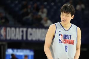 蔡老板出手？??著名網(wǎng)站模擬：楊瀚森36順位被籃網(wǎng)選走